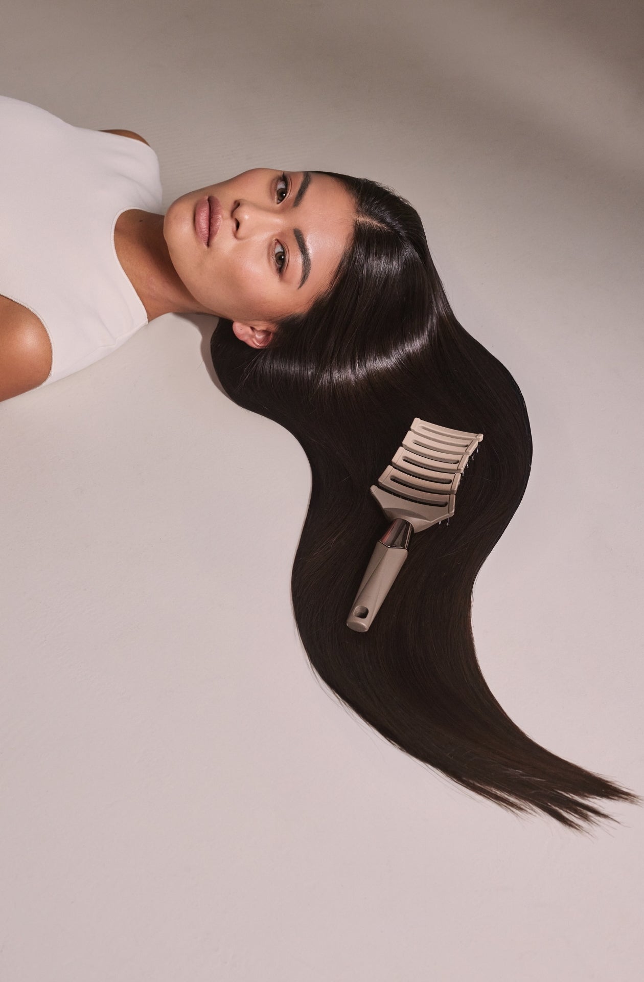MANE MAVEN the ZIGZAG Brush – the best hairbrush with flexible pins and boar bristles for detangling and polishing.