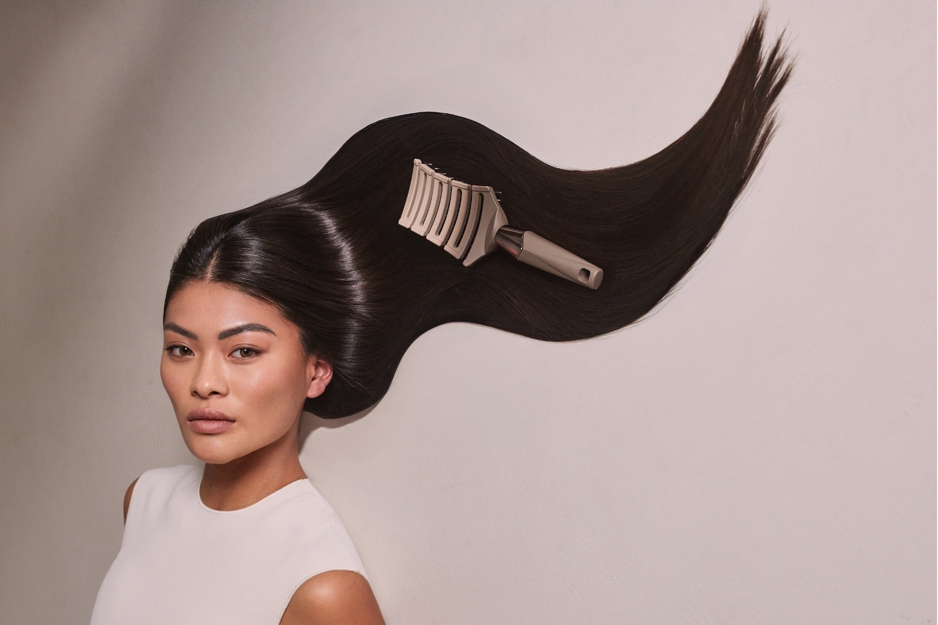 MANE MAVEN the ZIGZAG Brush – a new luxury hairbrush with flexible pins and boar bristles for detangling and polishing.