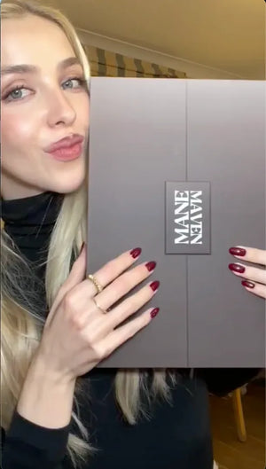 Woman with blonde hair holding The ZIGZAG Duo including the ZIGZAG brush and The ZIGZAG Travel 