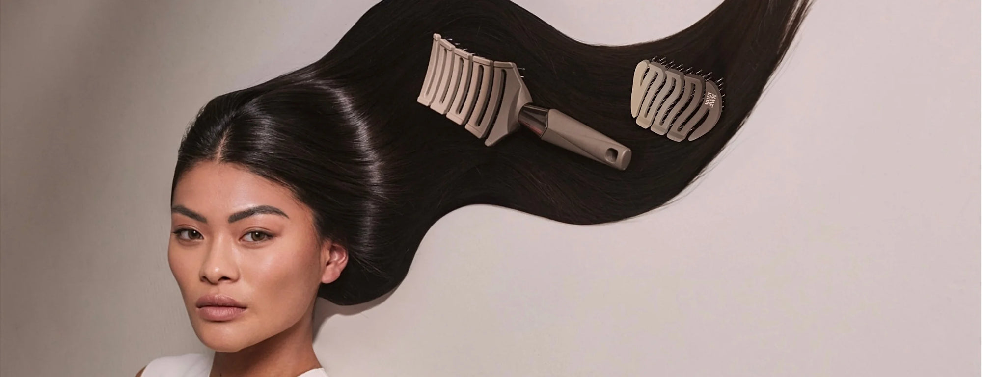 MANE MAVEN the ZIGZAG Brush and the ZIGZAG Travel brush – the best flexible hair brushes for all hair types with a combination of rounded nylon pins and boar bristles for detangling, smoothing and polishing.